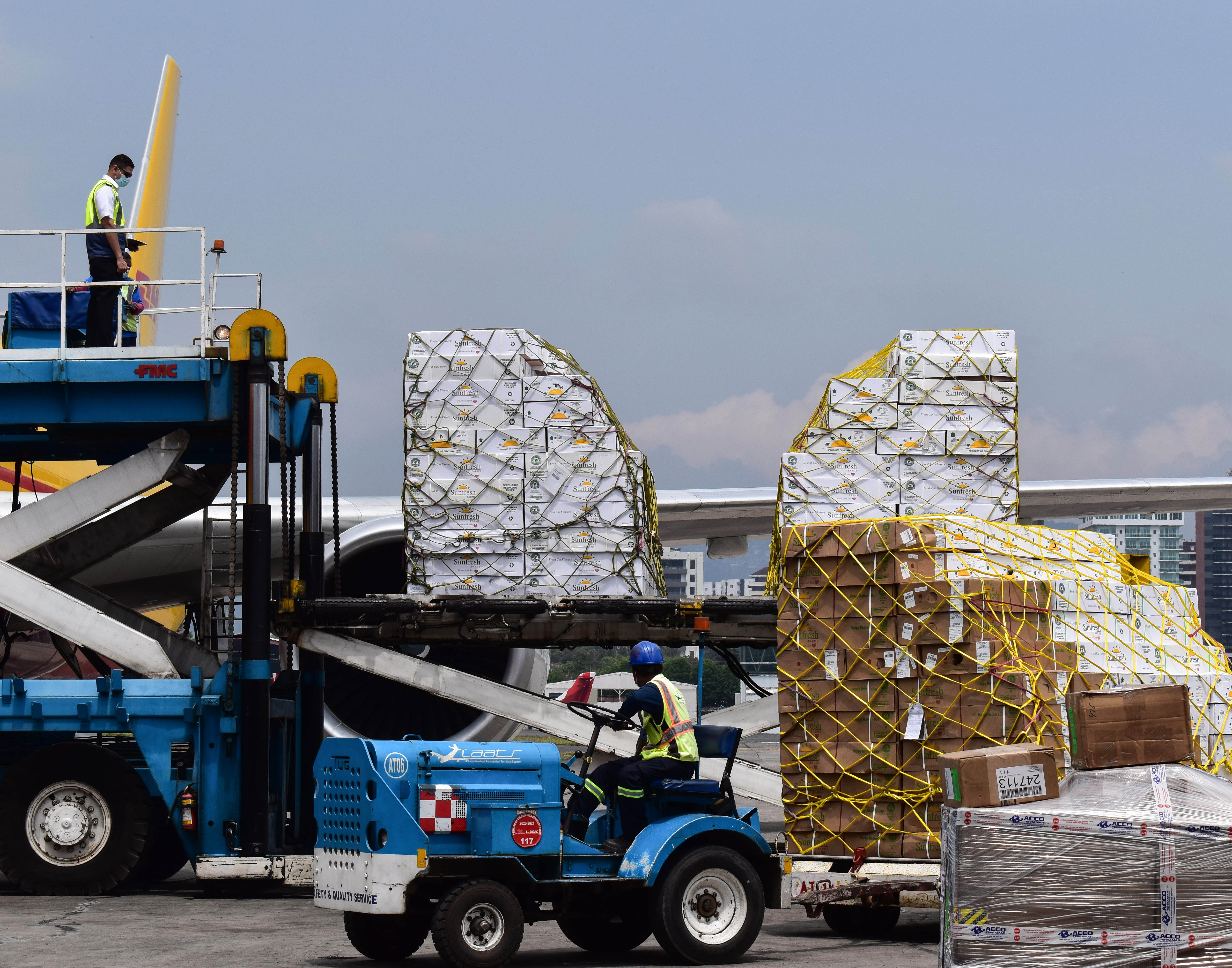 Momento en que suben la carga de flores a una de las aeronaves que contrató Sunfresh Farms para exportar siete millones de tallos de flores. (Foto Prensa Libre: Cortesía)