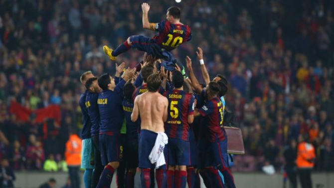 Lionel Messi es lanzado al aire por sus compañeros de equipo. 22 de noviembre de 2014. Foto: Manuel Blondeau / AOP.Press / Corbis vía Getty Images.