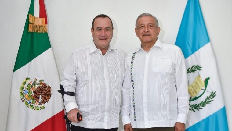 Alejandro Giammattei -izquierda- viajará este lunes a México para reunirse con el presidente de ese país, Manuel López Obrados, "AMLO". (Foto Prensa Libre: HemerotecaPL)