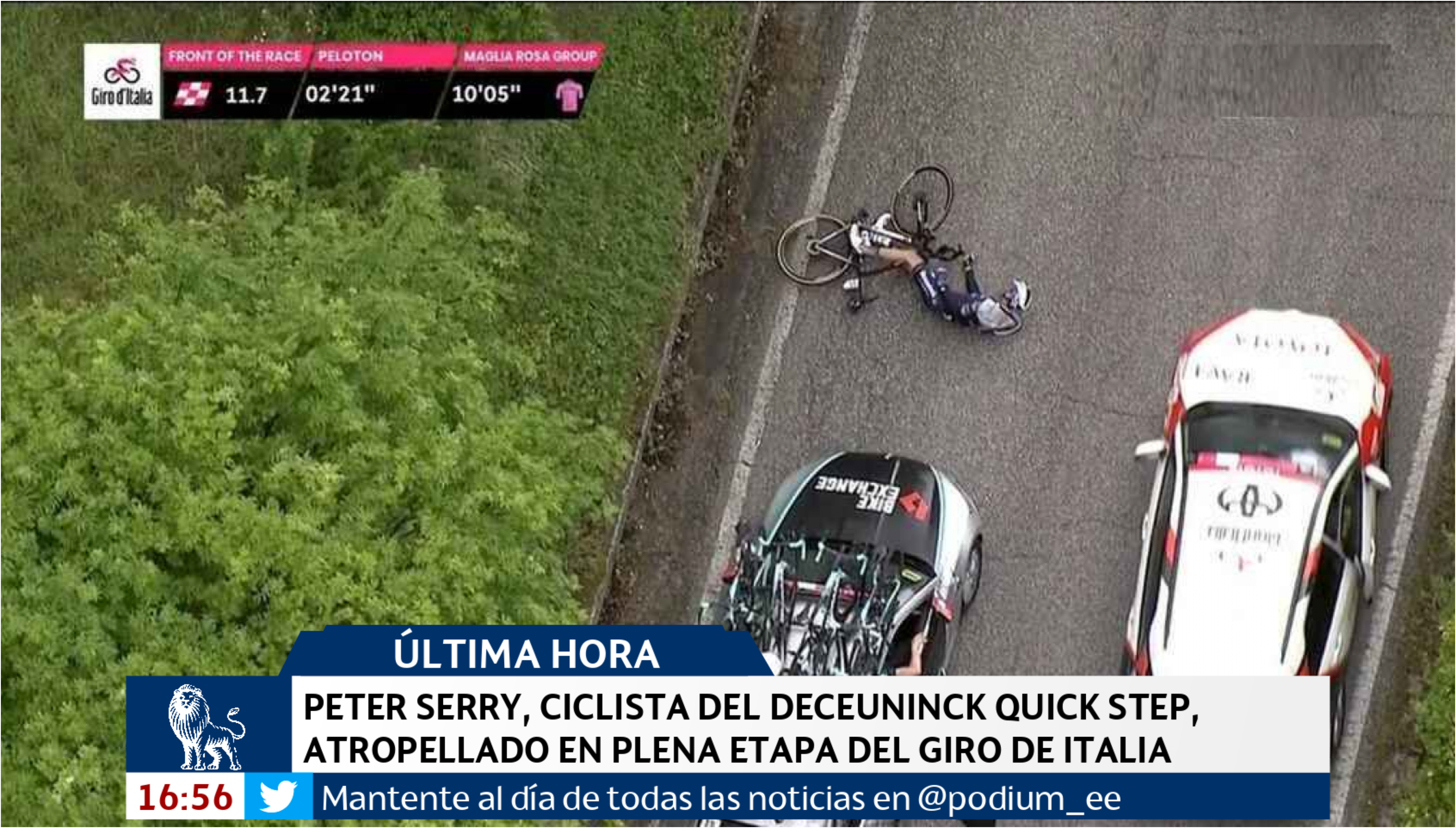 El vehículo del equipo  BikeExchange atropelló al ciclista Peter Serry durante la sexta etapa del Giro de Italia. Foto Prensa Libre: Redes Sociales. 