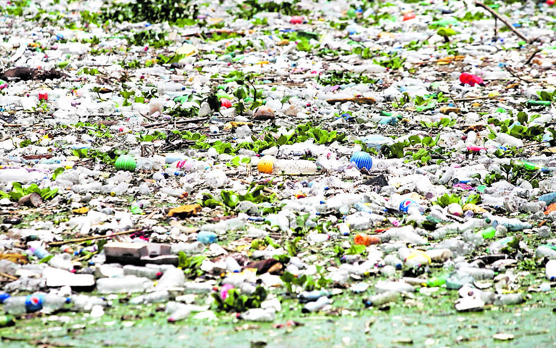 Toneladas de basura, la mayoría compuesta de botellas de plástico, contaminan los ríos y lagos. (Foto Prensa Libre: Hemeroteca PL)