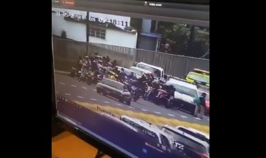 Persona intenta lanzarse del puente del Incienso. (Foto Prensa Libre: Amílcar Montejo)