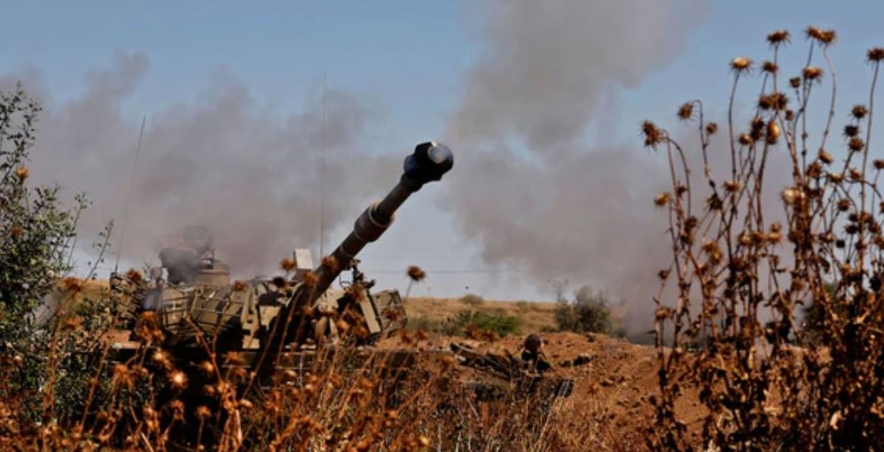 Soldados israelíes disparan un obús autopropulsado hacia la Franja de Gaza desde su posición a lo largo de la frontera en la ciudad de Sderot, en el sur de Israel. (Foto Prensa Libre: AFP)