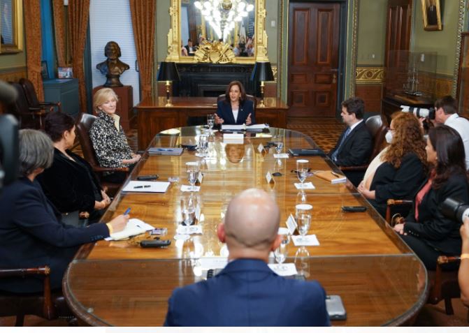 La vicepresidenta estadounidense Kamala Harris se reúne con exfuncionarias guatemaltecas. (Foto Prensa Libre: EFE)