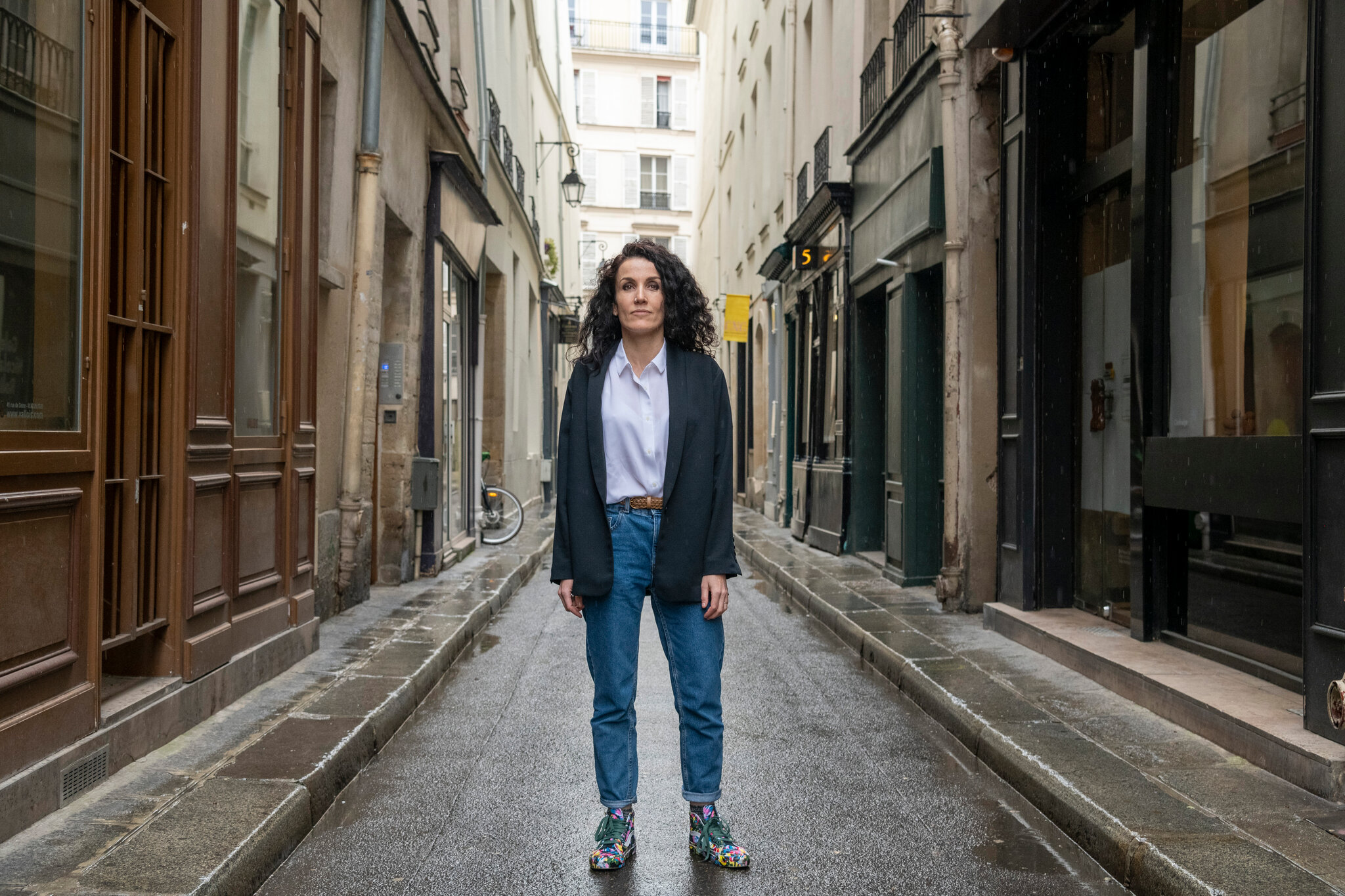 La dibujante Corinne Rey, conocida como Coco, en París en marzo. Hace seis años dejó entrar a dos terroristas armados en las oficinas cerradas con llave de la revista satírica Charlie Hebdo. (Foto: James Hill para The New York Times) 