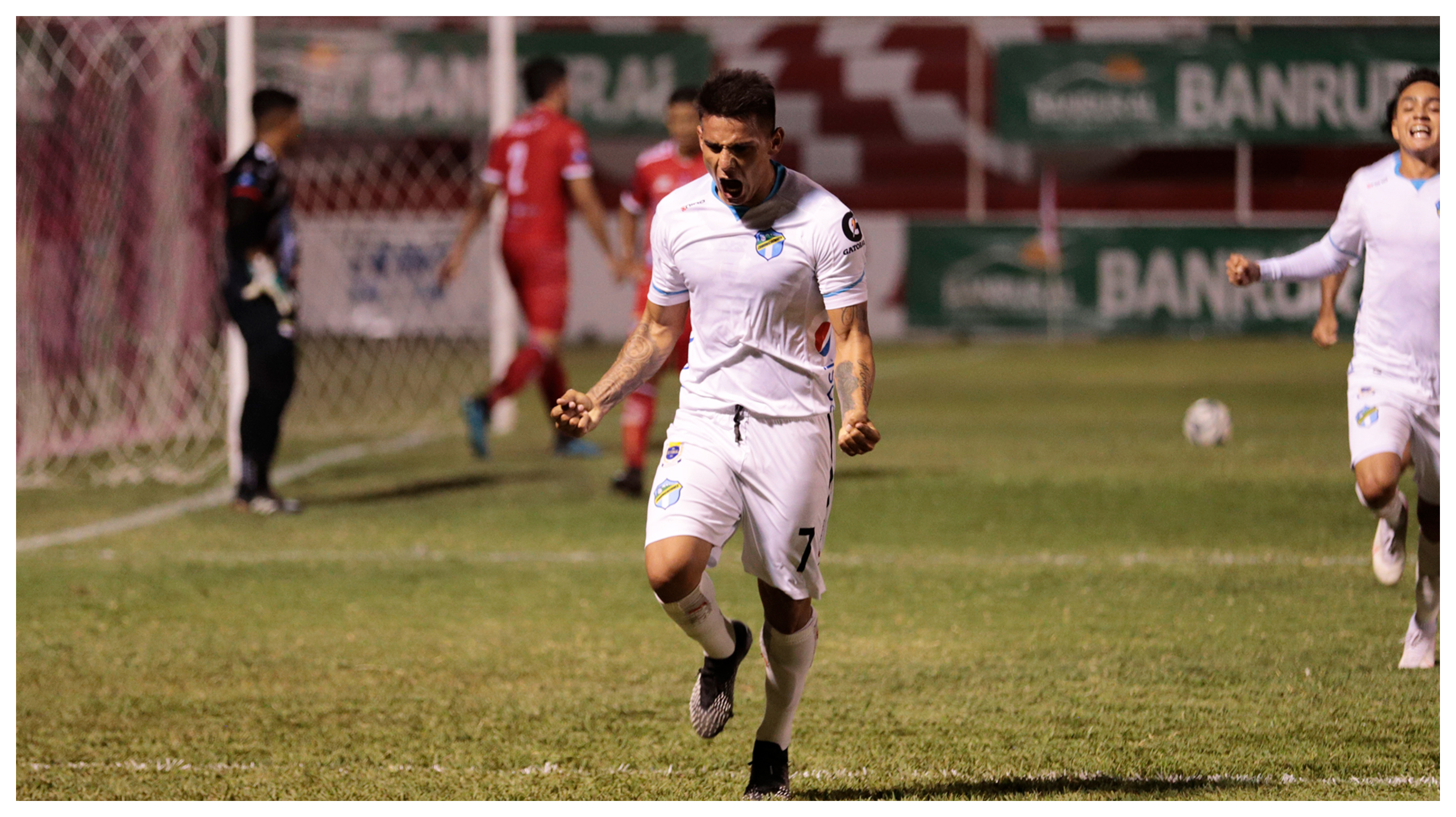 El delantero constarricense, Rafael Andrés Lezcano, anotó un gol ante Sacachispas. Foto Prensa Libre: Cortesía Club Comunicaciones.