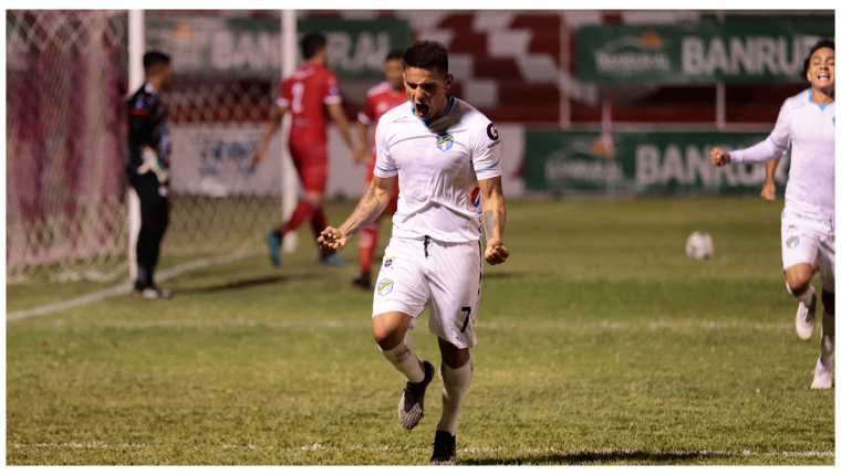 El delantero constarricense, Rafael Andrés Lezcano, anotó un gol ante Sacachispas. Foto Prensa Libre: Cortesía Club Comunicaciones.