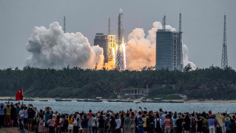 El cohete chino que caía sin control entró a la atmosfera terrestre y se desintegró sobre el océano Índico. (Foto Prensa Libre: AFP) 