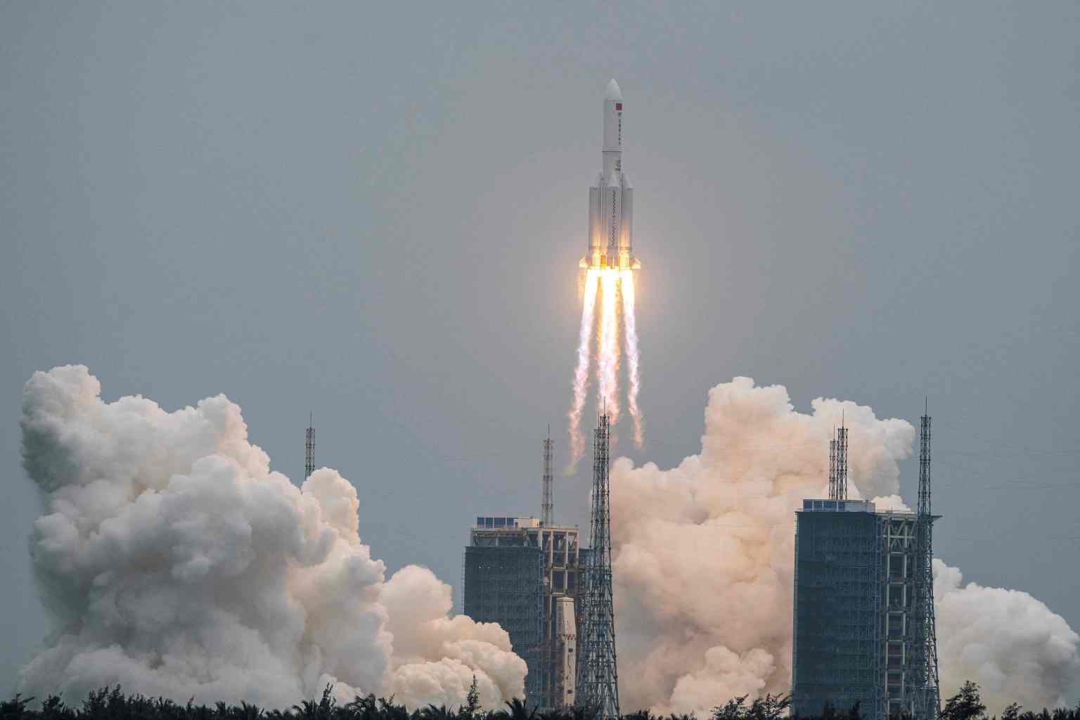 El cohete Long March 5B, que transporta el módulo central de la estación espacial Tianhe de China, despegó del Centro de Lanzamiento Espacial Wenchang en la provincia de Hainan, en el sur de China, el 29 de abril de 2021. (Foto Prensa Libre: AFP)

