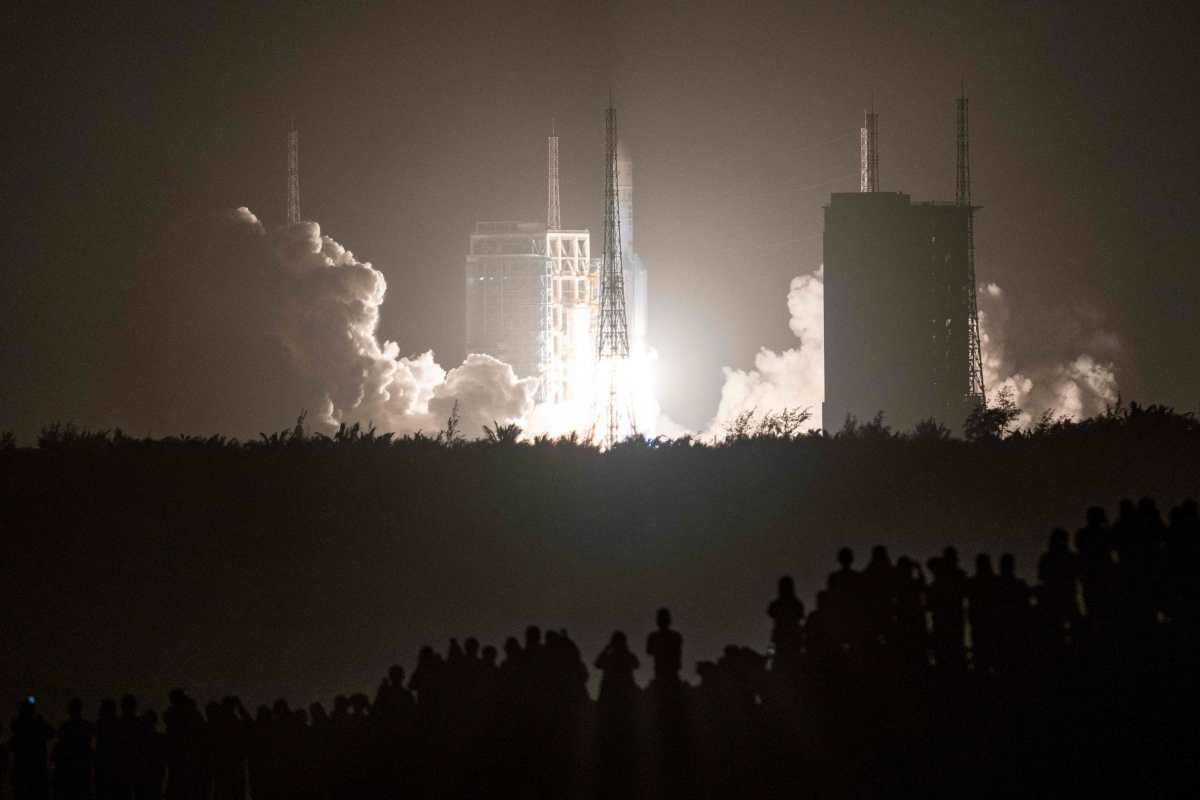El mundo estuvo pendiente de dónde caerían los restos del cohete chino sin control. (Foto Prensa Libre: AFP)