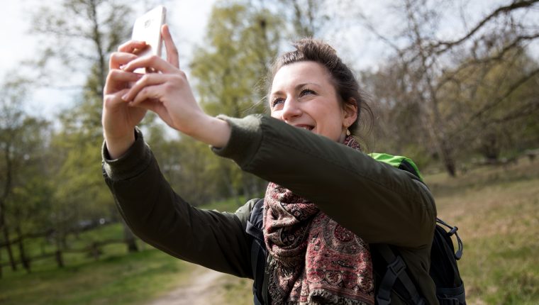 ILUSTRACIÓN - Luz natural, brazos estirados y el móvil un poco por encima del nivel de los ojos: esas condiciones mejoran las posibilidades de tomar una buena selfi. Foto: Christin Klose/dpa