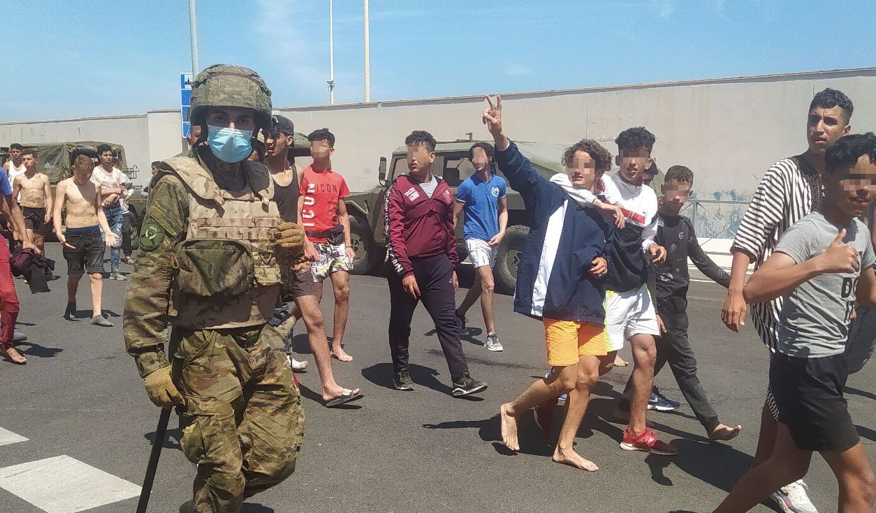 El gobierno español movilizó al Ejército después de que cerca de 6 mil inmigrantes entraron a Ceuta. (Foto Prensa Libre: EFE) 