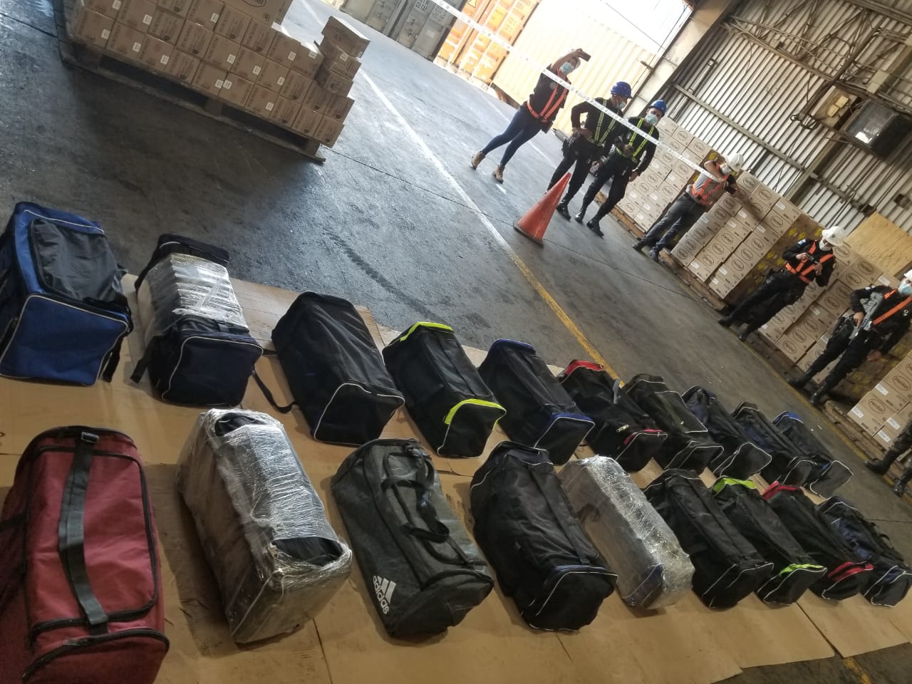 Personal de la Marina de Guatemala localizó 19 maletines con paquetes de cocaína en Izabal. (Foto Prensa Libre: MP)