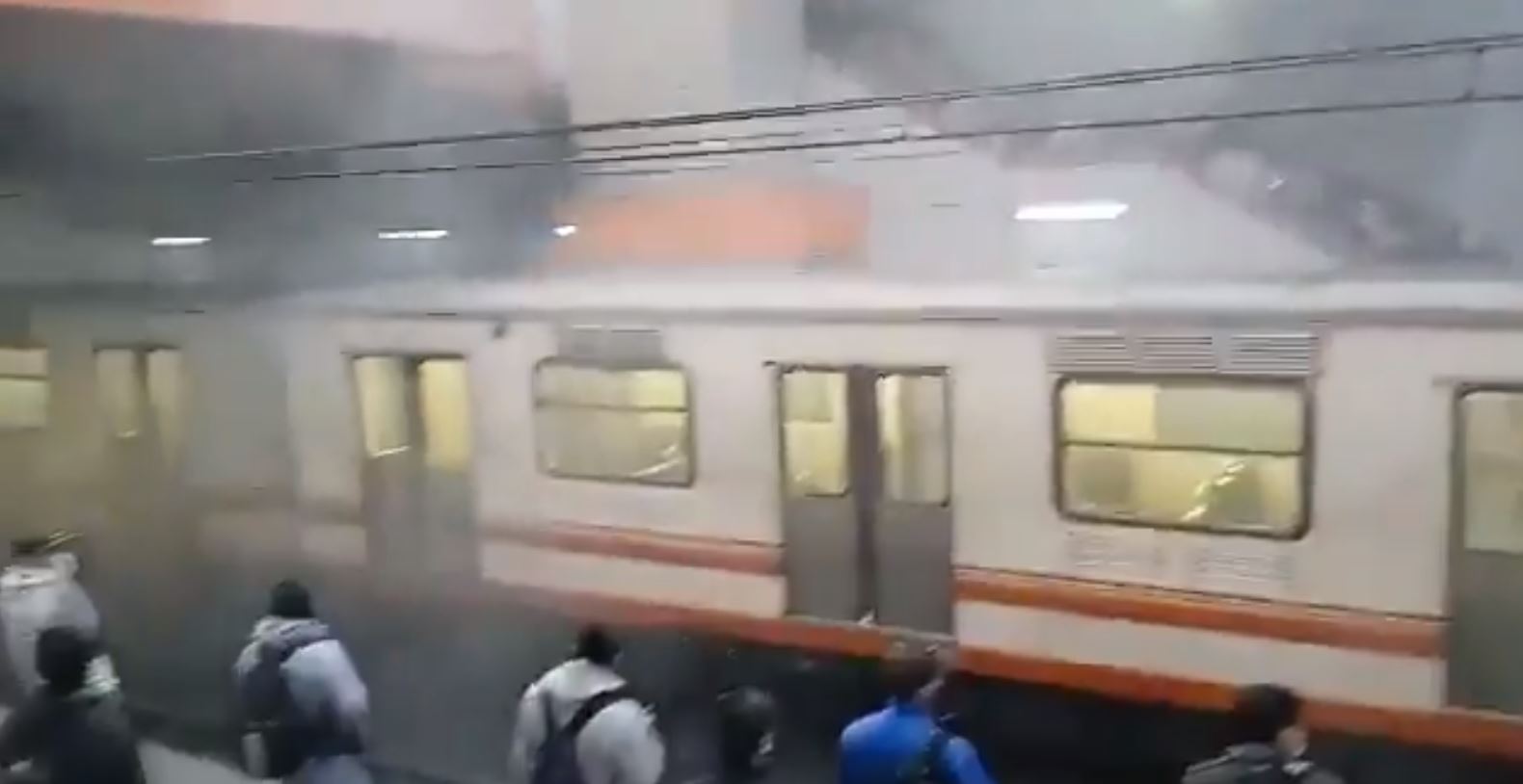 Un tren del servicio del Metro de CDMX fue retirado luego de un nuevo incidente el viernes 7 de mayo. (Foto Prensa Libre: Twitter)