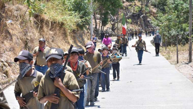 Niños de entre 6 y 11 años son entrenados para ser policías comunitarios, en comunidades pobres de Guerrero, México. (Foto Prensa Libre: EFE)