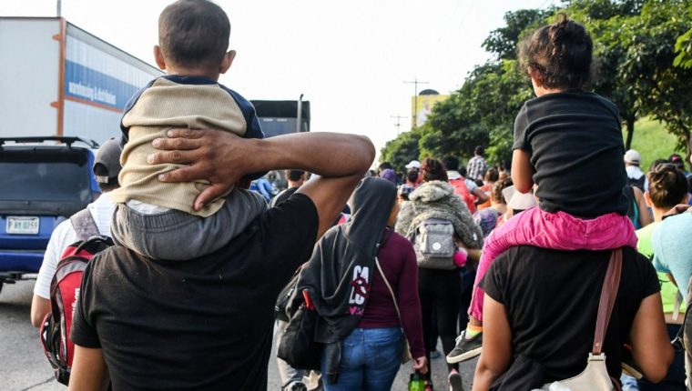 El gobierno de Estados Unidos busca reducir la migración ilegal con medidas que aplicará en el Triángulo Norte. (Foto Prensa Libre: EFE)