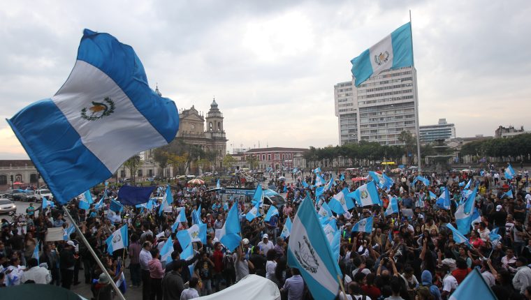 En varias ocasiones guatemaltecos han salido a las calles para rechazar actos de corrupción en instituciones de gobierno. (Foto Prensa Libre: Hemeroteca PL)