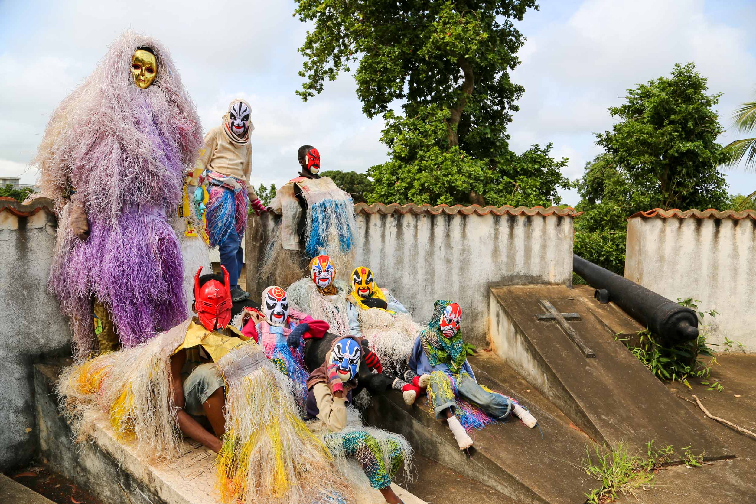 'Kaleta/Kaleta' es una pieza multidimensional y tansmedia del artista de Benin, Emo De Medeiros, que plantea la hibridación transcultural provocada por la globalización. (Foto Prensa Libre: Cortesía Bienal de Arte Paiz) 