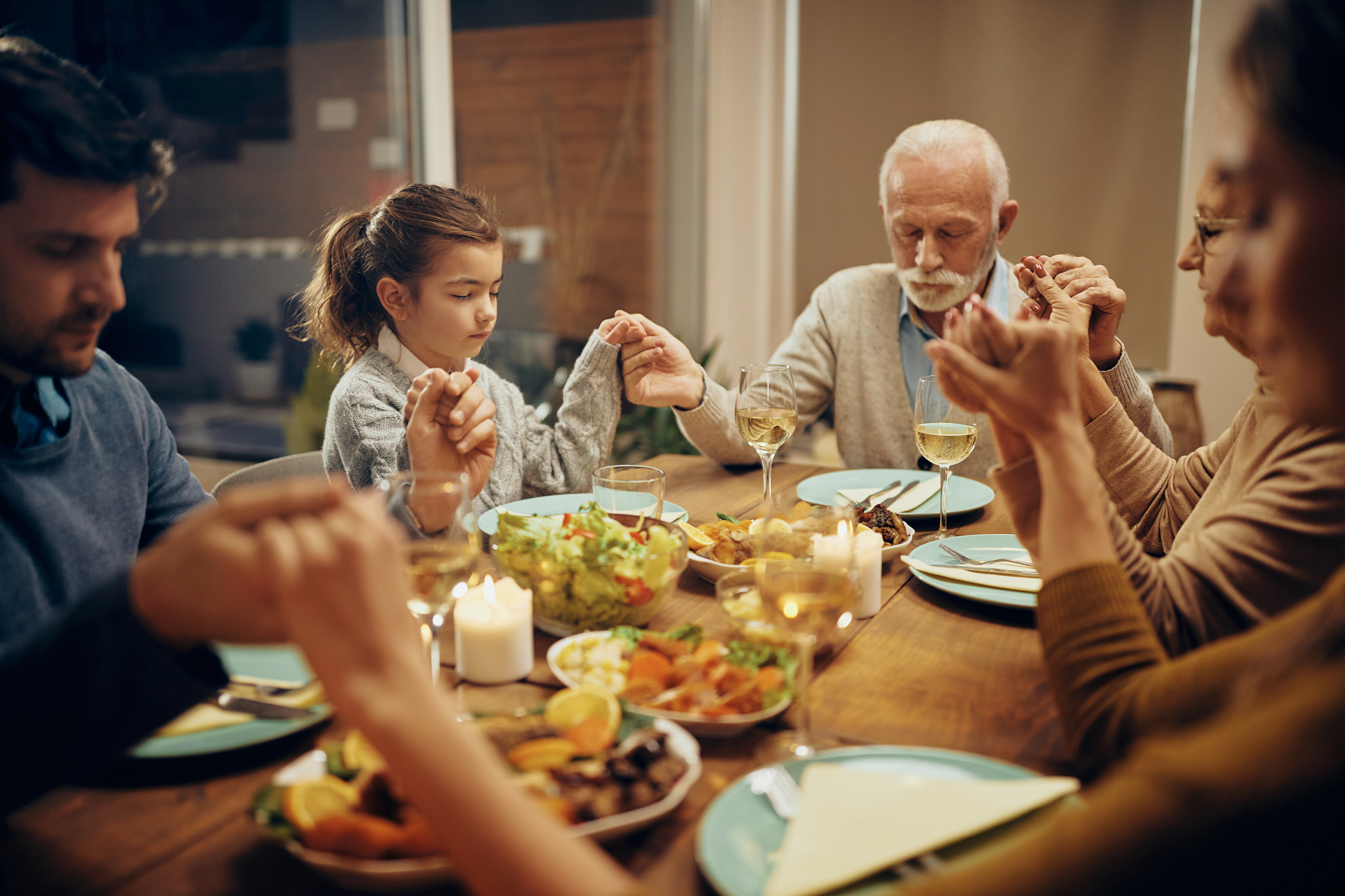 Es importante incluir a todos los miembros de la familia durante los tiempos de comida.