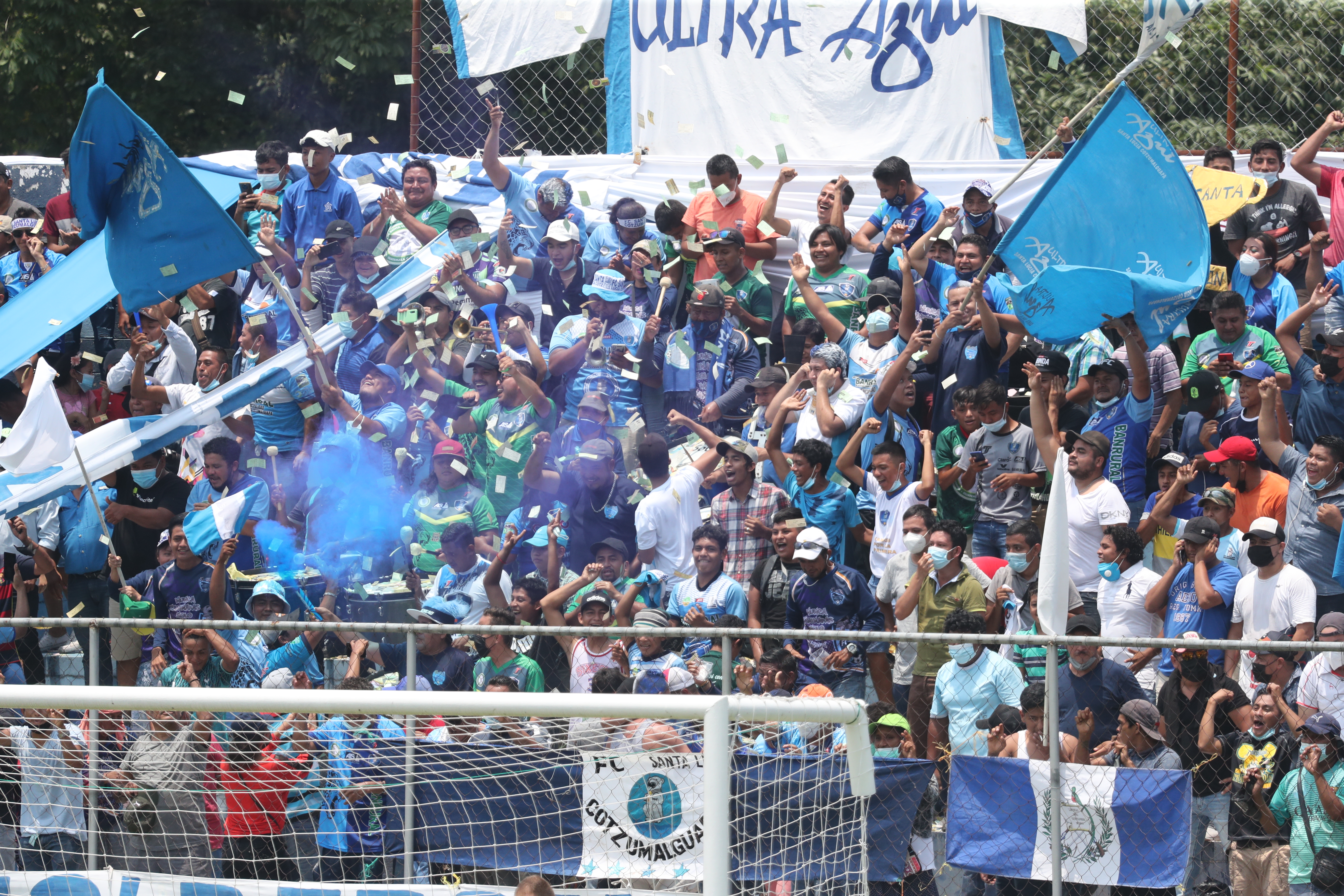 Aficionados abarrotaron el estadio de Santa Lucía Cotzumalguapa en la final de ida ante  Comunicaciones FC, a los que vencieron 4-0. (Foto Prensa Libre: Érick Ávila)