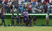 Los jugadores de Santa Lucía festejan uno de los goles de la victoria contra Comunicaciones, en el partido de ida. (Foto Prensa Libre: Érick Ávila).