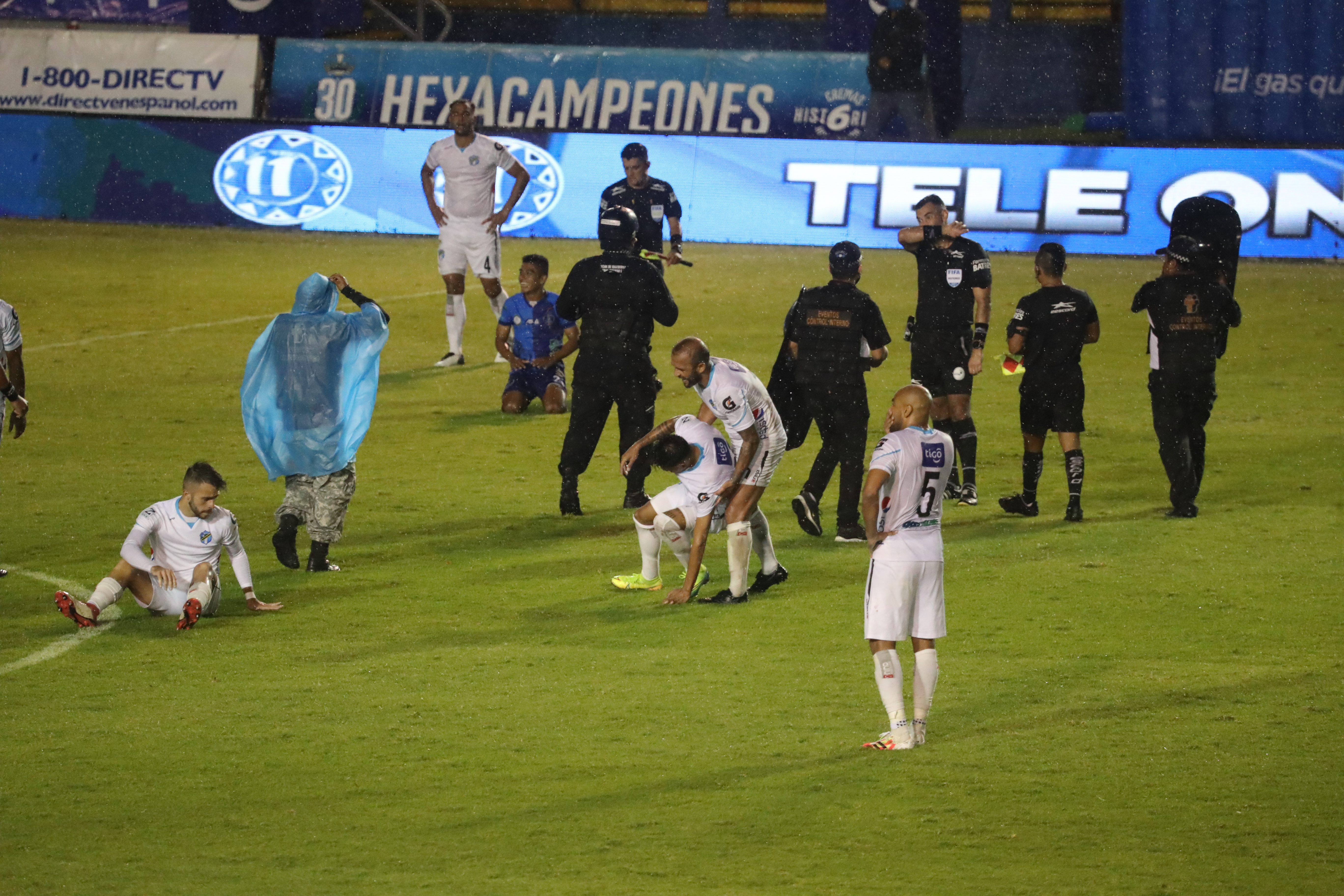 Los jugadores de Comunicaciones se lamentaron al final del juego frente a Santa Lucía. (Foto Prensa Libre: Érick Ávila)