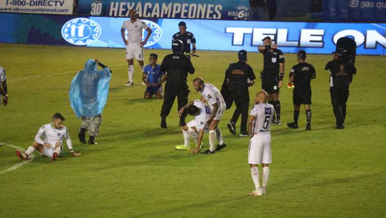 Los jugadores de Comunicaciones se lamentaron al final del juego frente a Santa Lucía. (Foto Prensa Libre: Érick Ávila)