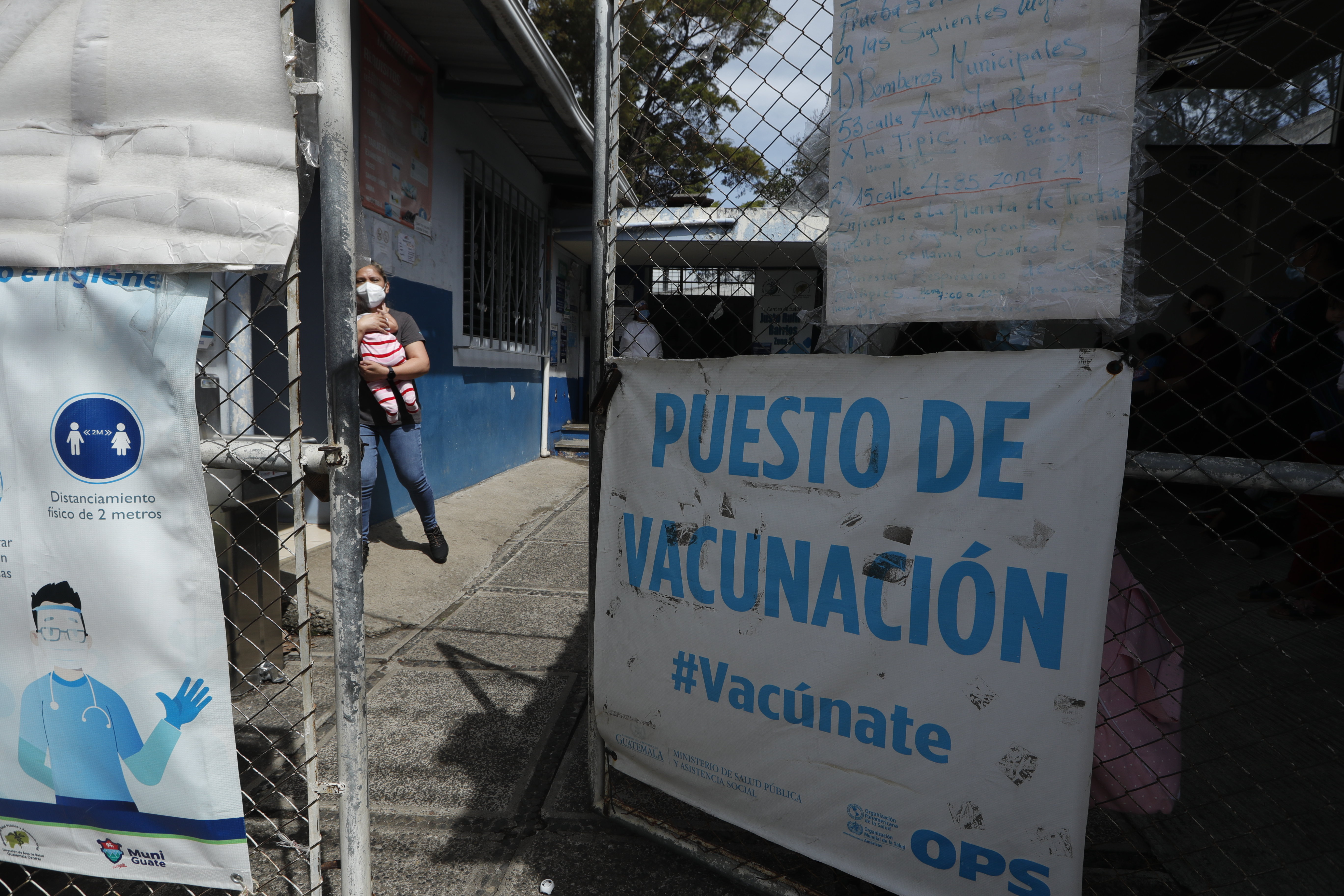 Los problemas del saturado sistema de salud pública se agravan con las limitadas cantidades de pruebas de covid-19 y la falta de vacunas. (Foto Prensa Libre: Esbin García)