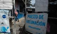 Los problemas del saturado sistema de salud pública se agravan con las limitadas cantidades de pruebas de covid-19 y la falta de vacunas. (Foto Prensa Libre: Esbin García)