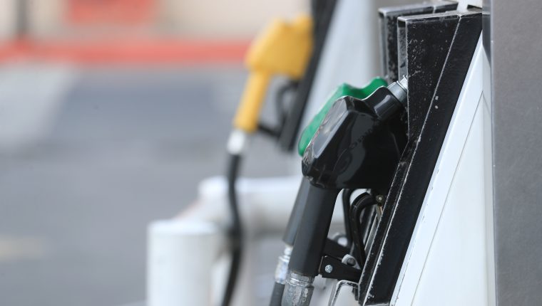 PRECIO GASOLINA. Este 16 de marzo se registr un nuevo incremento a los precios de los combustibles donde ya se supero los Q27 por galn en gasolina superior. Se realizo una breve visita a varias gasolineras para observar los precios para el consumidor. Juan Diego Gonzlez 160321
