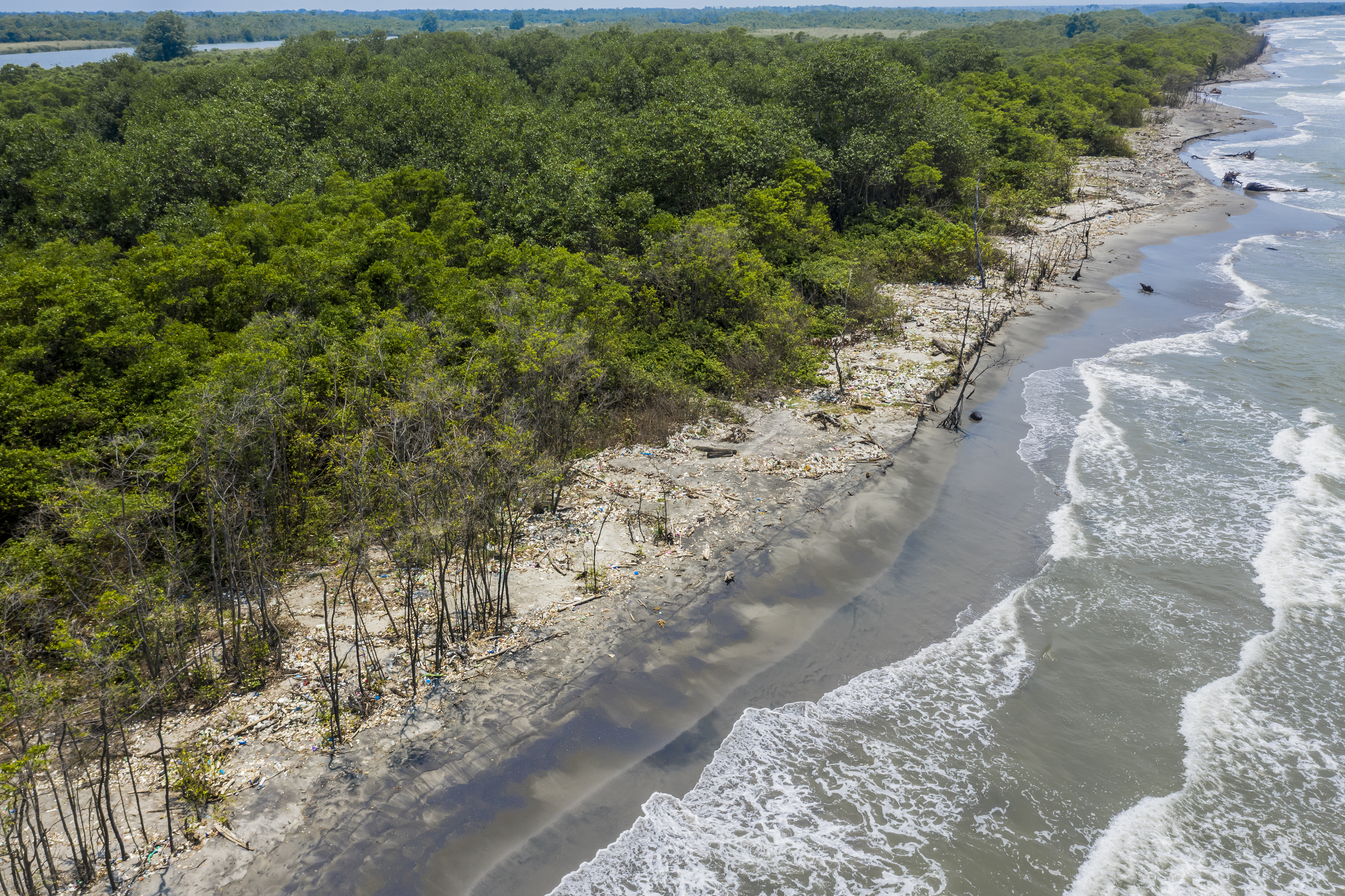 En la desembocadura del río Motagua, se observa gran cantidad de desechos sólidos, entre ellos un sin número de plásticos. (Foto Prensa Libre: Sergio Izquierdo de Rescue The Planet)
