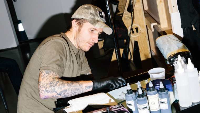 El artista tatuador Scott Campbell abrirá All the Best, un mercado en línea en el que se venderán diseños de tatuajes como tokens digitales. (Rebecca Smeyne/The New York Times)