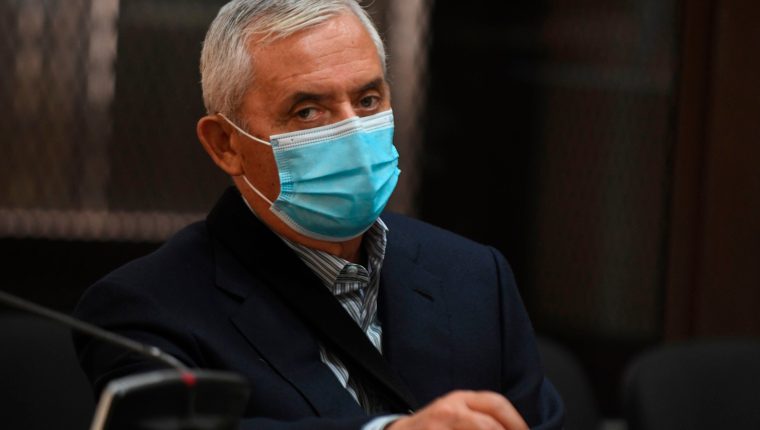Imprisoned Guatemalan former president (2012-2015) Otto Perez Molina, wears a face mask as a preventive measure against the spread of new COVID-19 coronavirus, while attending a hearing in Guatemala City on May 12, 2020. - A Guatemalan judge on Tuesday rejected former President Perez Molina's request to released him from prison and be placed under house arrest. (Photo by Johan ORDONEZ / AFP)
