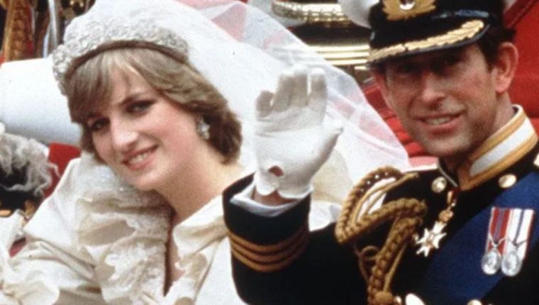 Lady Di y el príncipe Carlos luego de la boda real en 1981. (Foto Prensa Libre: Hemeroteca PL)