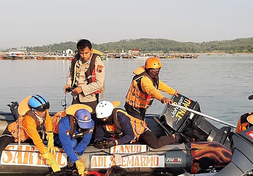 Rescatistas buscan a turistas de embarcación que volcó en Indonesia. (Foto Prensa Libre: AFP)