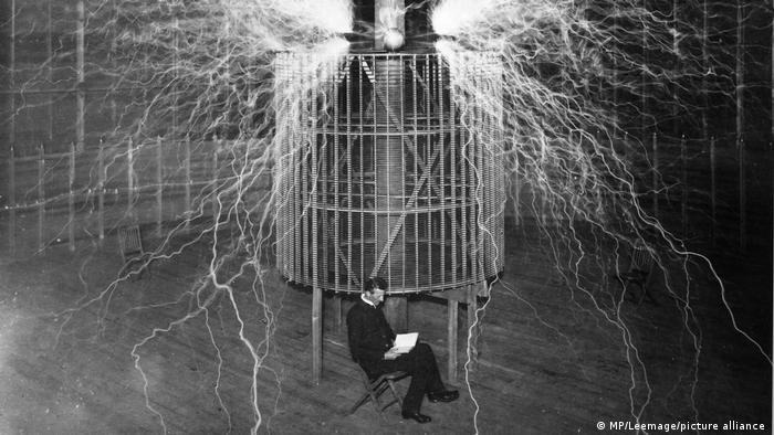 Retrato de Nikola Tesla (1857-1943) en su laboratorio. Tesla obtuvo una patente por el dispositivo que creó en 1920, uno de los muchos inventos innovadores creados por el ingeniero y futurista. (Foto Prensa Libre: DW)