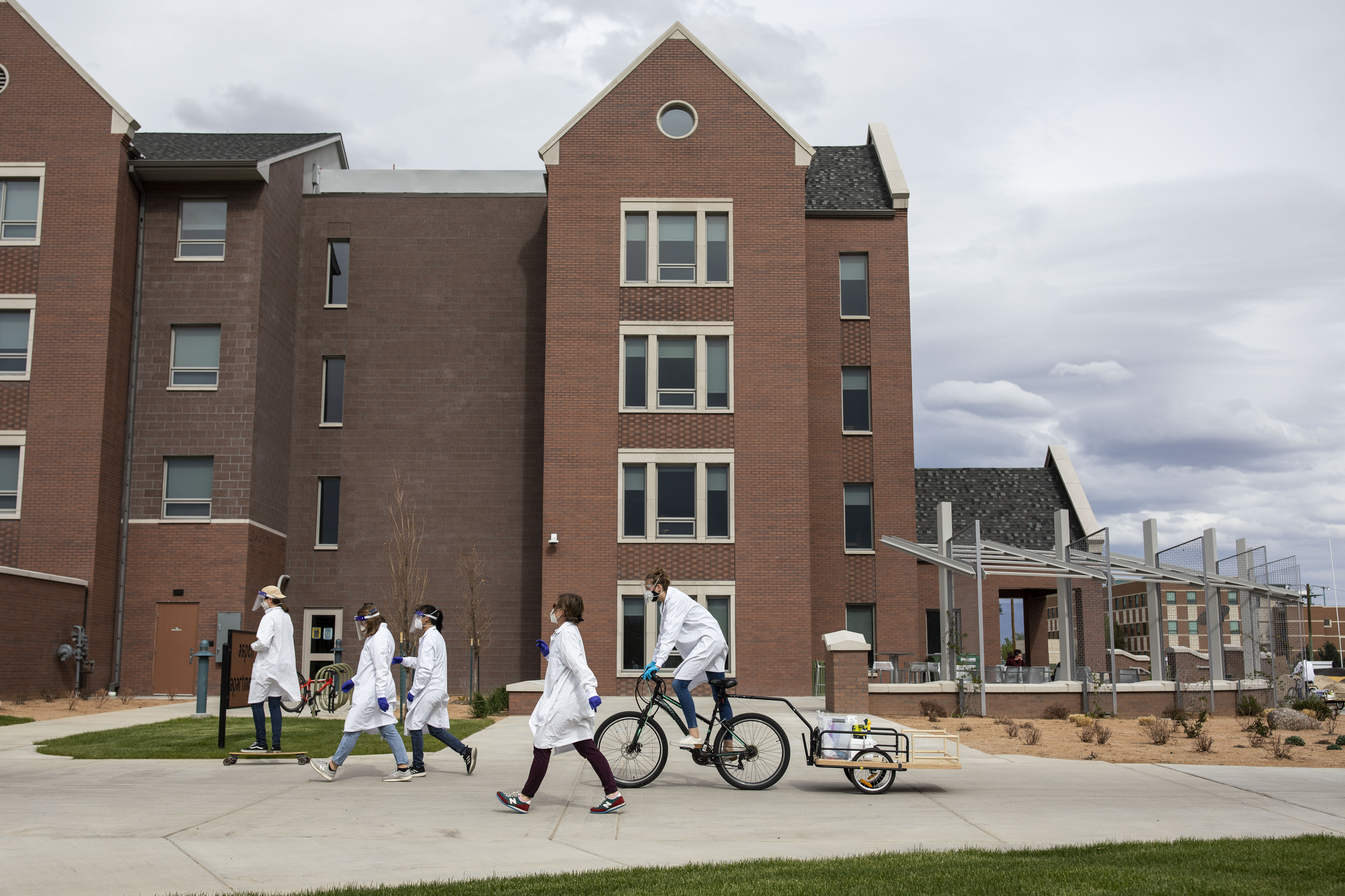 Estudiantes de ingeniería de la Universidad de Colorado Mesa mueven muestras de aguas residuales en Grand Junction, Colorado, el 26 de marzo de 2021. La Universidad de Colorado Mesa y el Instituto Broad del MIT y Harvard han pasado el último año explorando nuevos enfoques para manejar los brotes. (Eliza Earle / The New York Times)