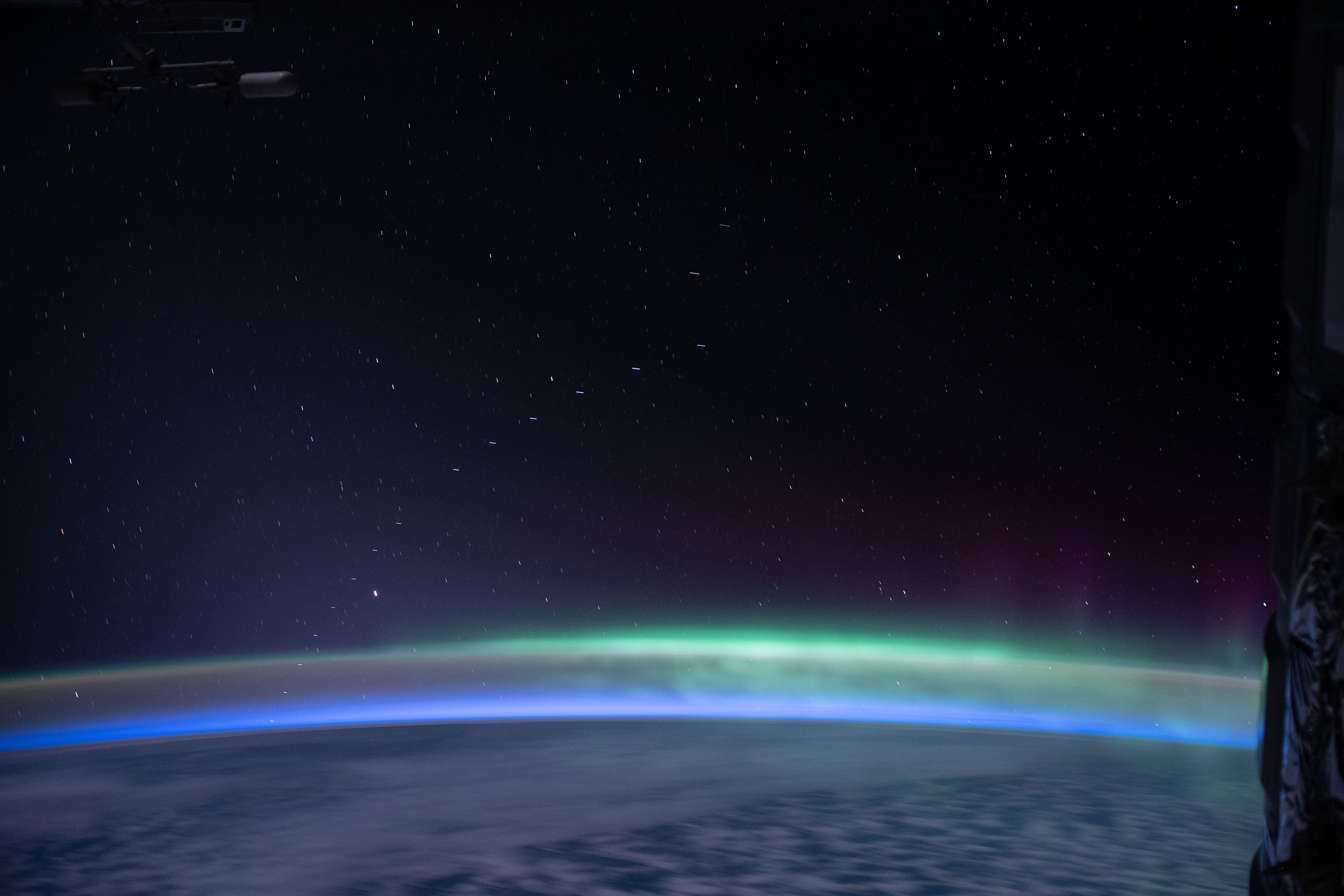 Una fotografía proporcionada por la Nasa muestra satélites Starlink de SpaceX vistos desde la Estación Espacial Internacional el 13 de abril de 2020. (Foto Prensa Libre: Nasa vía The New York Times)