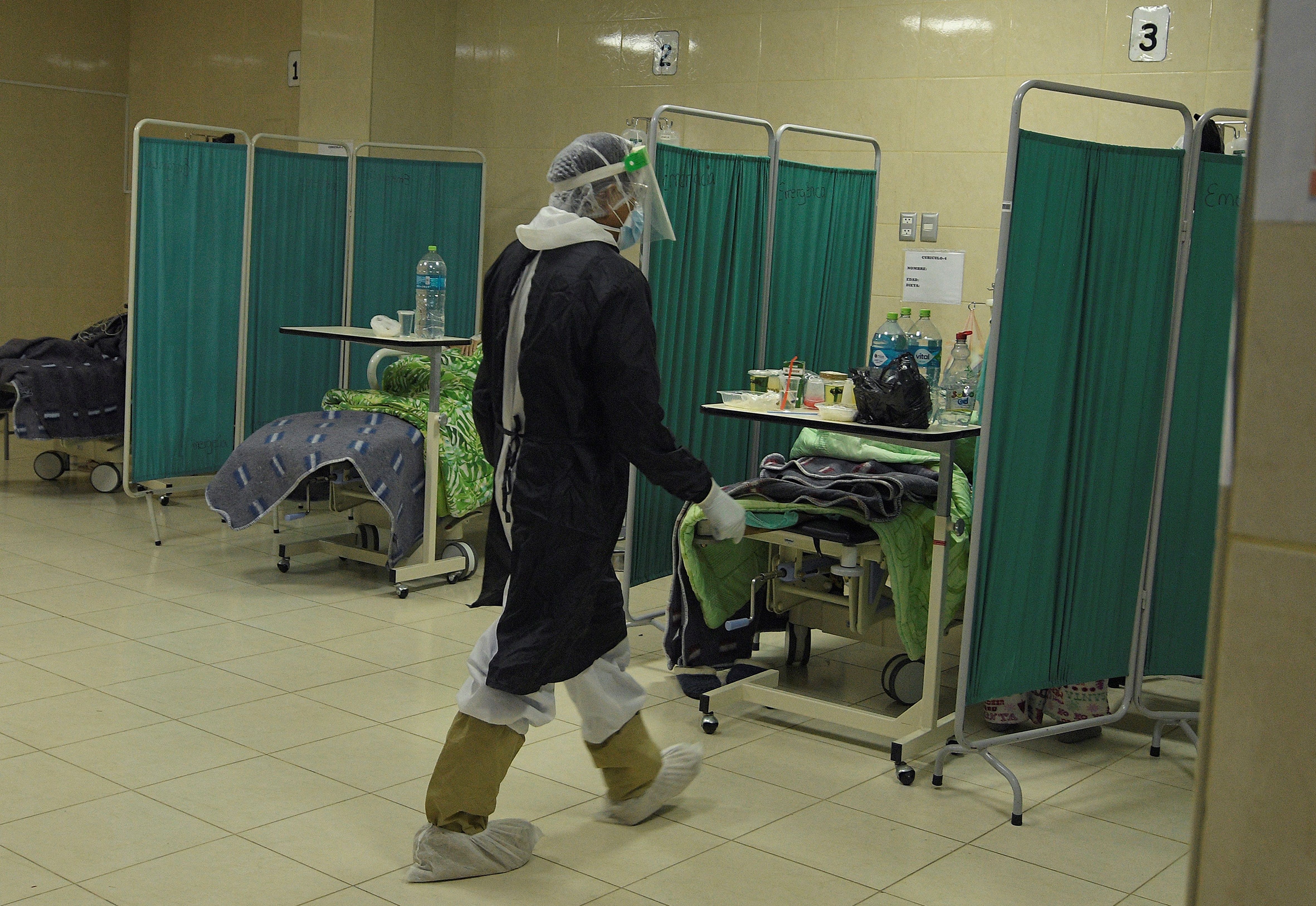 BOL21 COCHABAMBA (BOLIVIA).- 25/05/2021.- Personal médico en la sala de emergencias del Hospital del Sur de Cochabamba. La crisis de la covid-19 en la ciudad boliviana de Cochabamba está a punto de asemejarse a la que afectó el año pasado, ante carencias como la falta de oxígeno medicinal y las limitaciones de varios centros médicos para atender a los pacientes deovid-19 más graves. EFE/Jorge Abrego