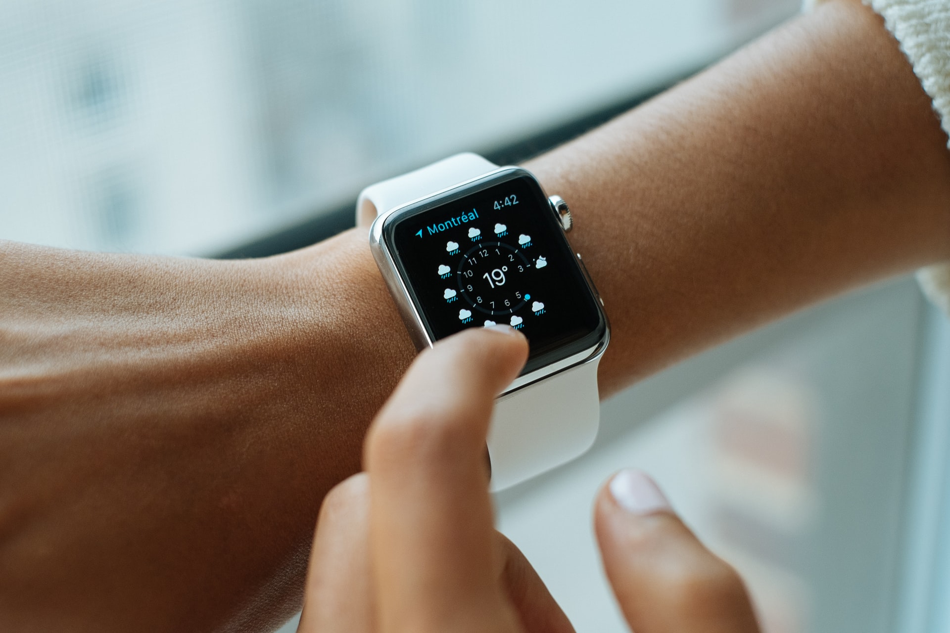 Los smartwatch ayudan a controlar el ciclo del sueño, el ritmo cardiaco y, los modelos más recientes, la saturación de oxígeno. (Foto Prensa Libre: Luke Chesser on Unsplash).