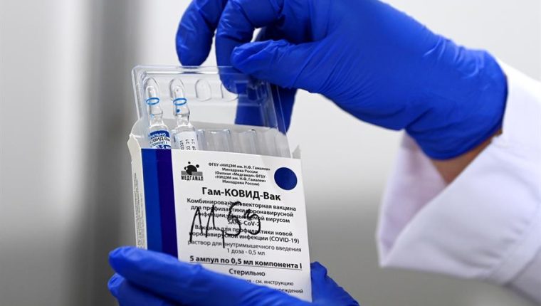 El gobierno aún no tiene fecha precisa para la llegada de las primeras dosis de la vacuna Sputnik V. (Foto Prensa Libre: Efe)