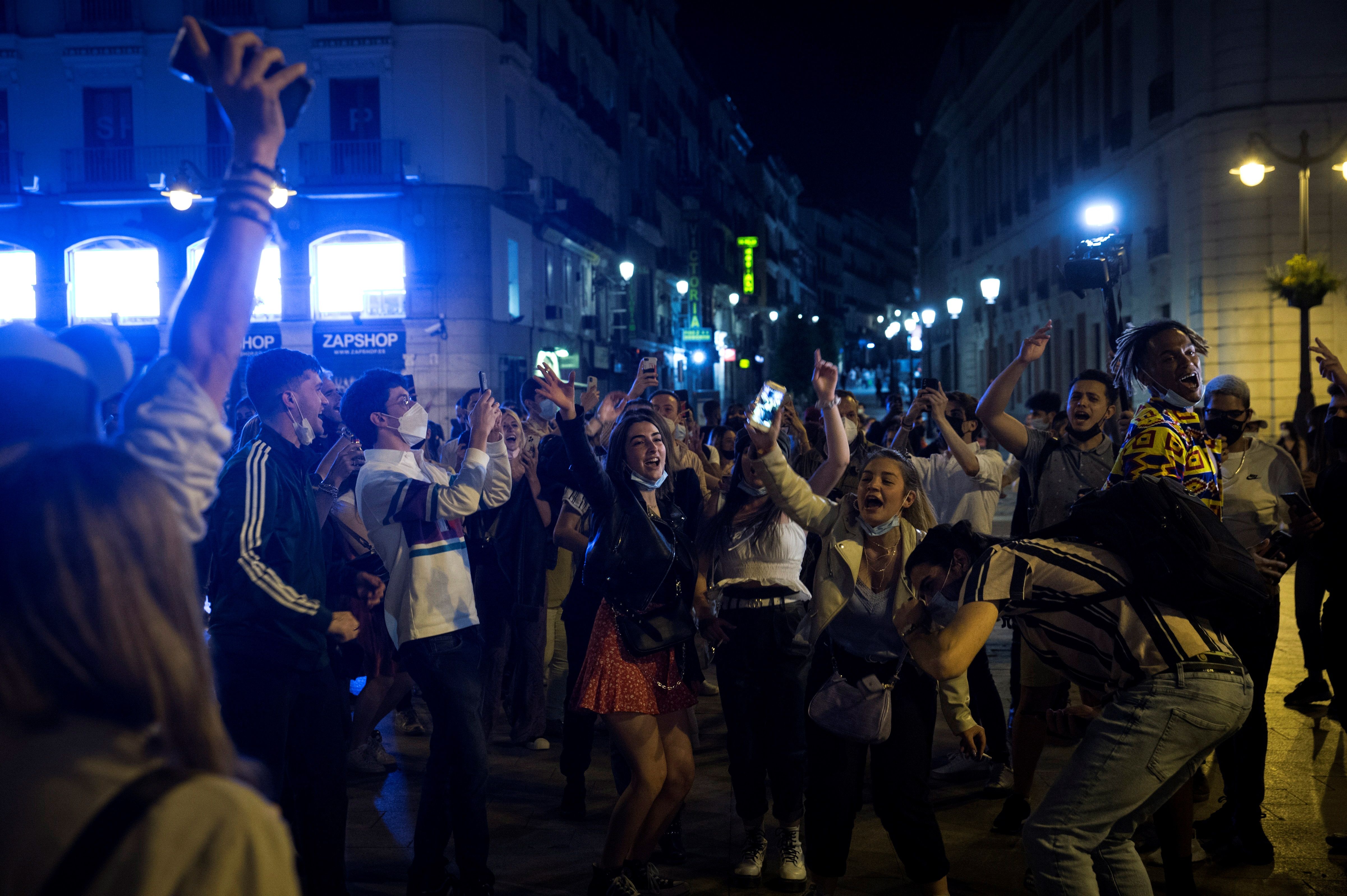 Noche de fiesta en España: así celebraron miles de jóvenes el retiro de las restricciones por el coronavirus
