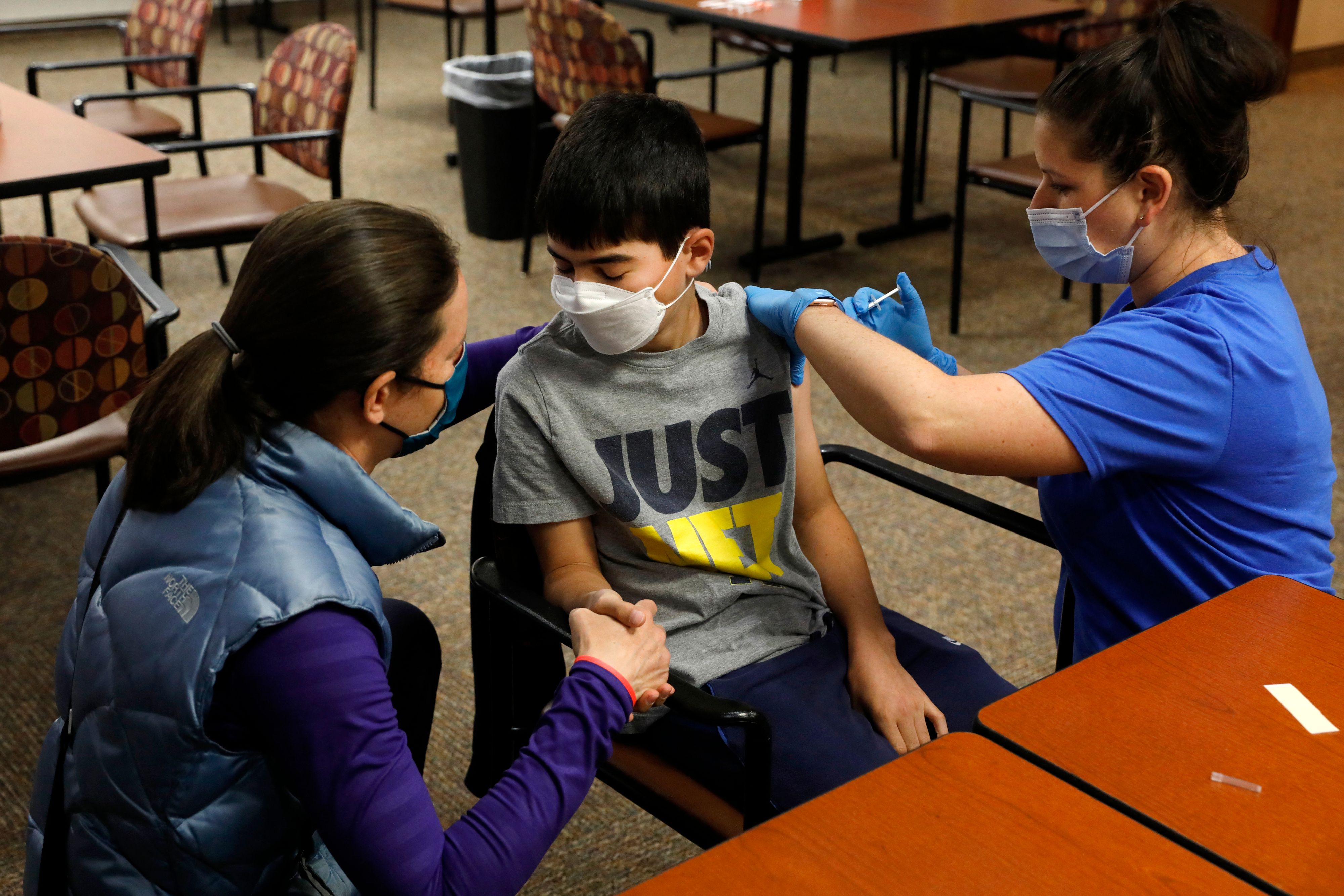 EE. UU. vacuna a unos 17 millones de adolescentes de entre 12 y 15 años. (Foto Prensa Libre: AFP)