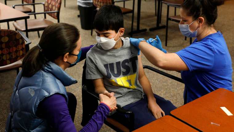 EE. UU. vacuna a unos 17 millones de adolescentes de entre 12 y 15 años. (Foto Prensa Libre: AFP)