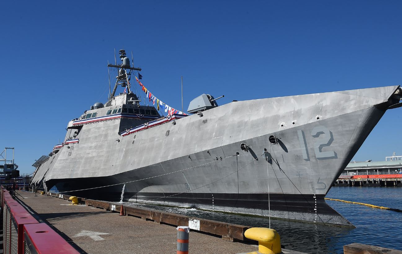 Buque de guerra, USS Omaha que está destacado en San Diego, California, desde donde grabaron el video que muestra al radar de la nave asediado por 9 ovnis. (Foto Prensa Libre: US Navy)