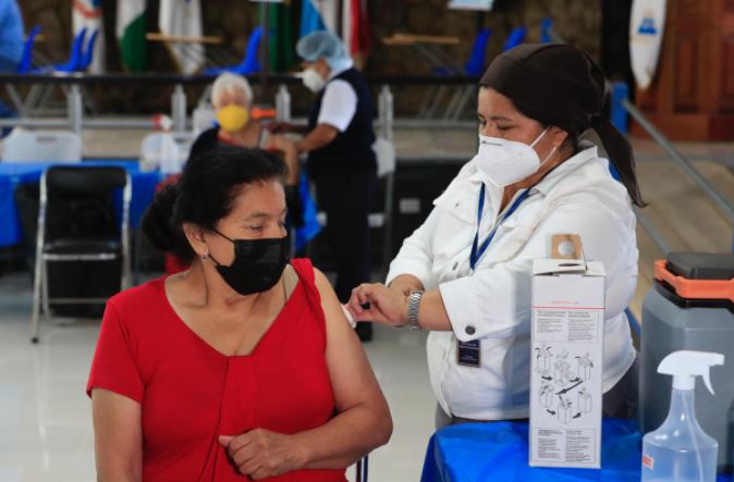 Guatemala continúa con la inmunización de adultos mayores. (Foto Prensa Libre: Elmer Vargas)