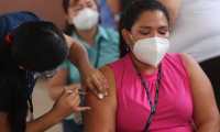 Guatemala sigue con la vacunación contra el covid-19. (Foto Prensa Libre: Érick Ávila) 
