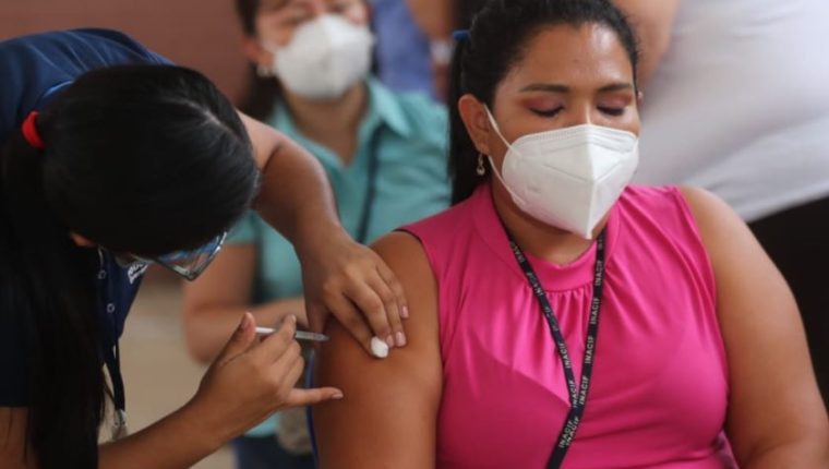 Guatemala sigue con la vacunación contra el covid-19. (Foto Prensa Libre: Érick Ávila) 