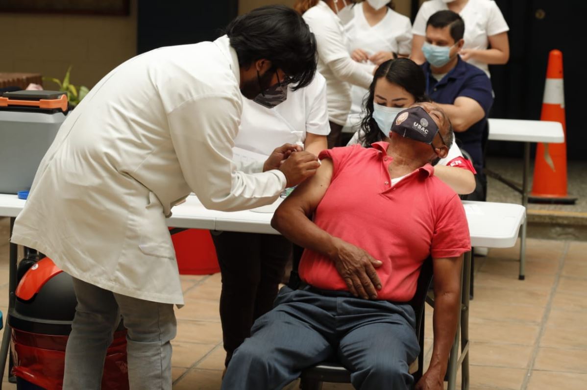 En el Centro de Vacunación en el Centro Universitario Metropolitano sigue el proceso  para vacunar a personas de 50 años y más. (Foto Prensa Libre: HemerotecaPL)