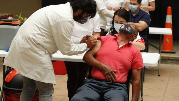 En el Centro de Vacunación en el Centro Universitario Metropolitano sigue el proceso  para vacunar a personas de 50 años y más. (Foto Prensa Libre: HemerotecaPL)